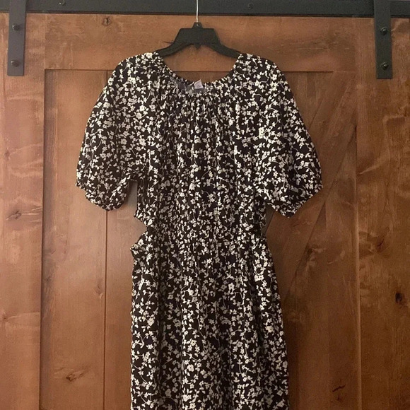 Old Navy Black and White Floral Poplin Dress - Picture 5 of 10